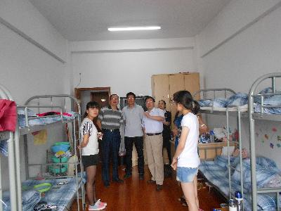 院领导们视察实习生宿舍，了解同学们的住宿及实习情况